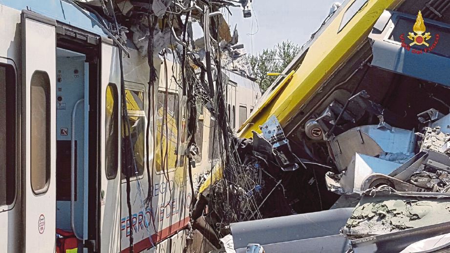 KEADAAN gerabak kereta api selepas kemalangan berkenaan.  - Reuters 