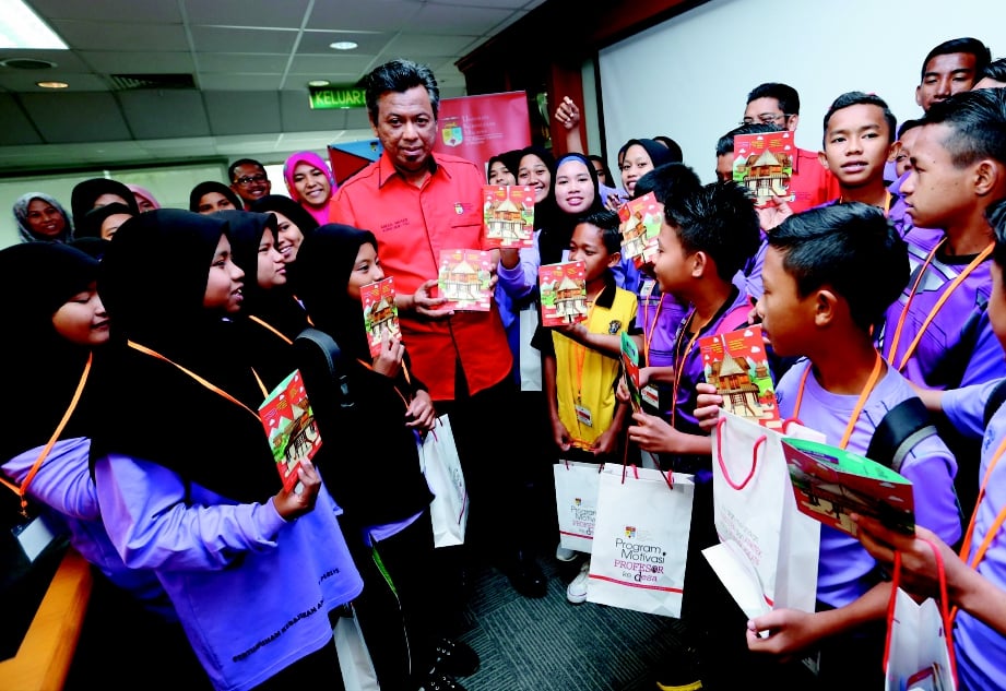 DR Abdul Wahab (tengah) bermesra bersama  anak-anak Kompleks Penyayang Tun Dr Siti Hasmah pada Program Sekolah @ UKM di UKM, Bangi.