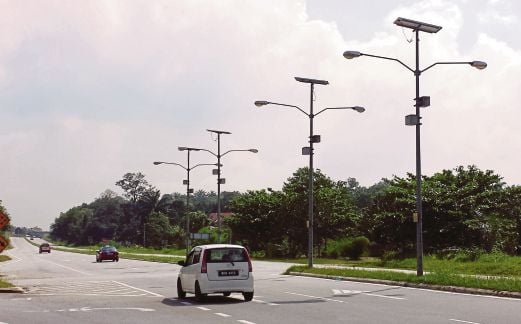  PENDUDUK mengadu lampu menggunakan kuasa solar di Jalan Kajang-Dengkil tidak berfungsi sejak sekian lama.