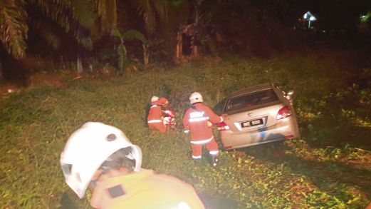 ANGGOTA bomba  tiba di lokasi kemalangan di Sungai Sireh, Tanjung Karang.