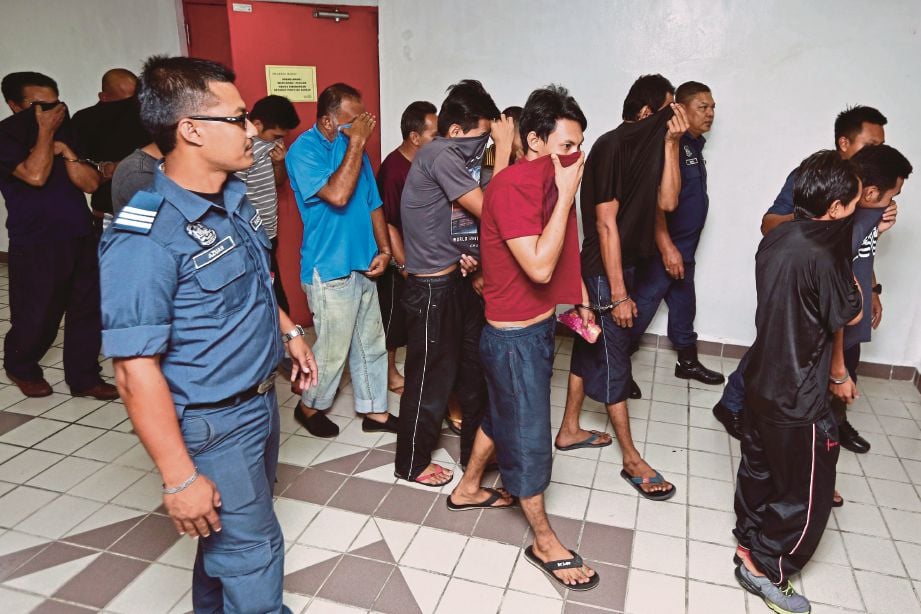   SERAMAI 12 tertuduh   dibawa ke  Mahkamah Majistret Kuala Terengganu atas pertuduhan menyeludup  rokok, semalam.