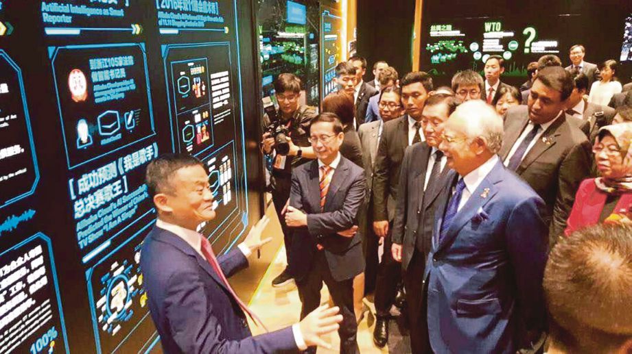  Najib mendengar penerangan   Jack Ma ketika  singgah  di Hangzhou semalam untuk melihat operasi Alibaba Group.