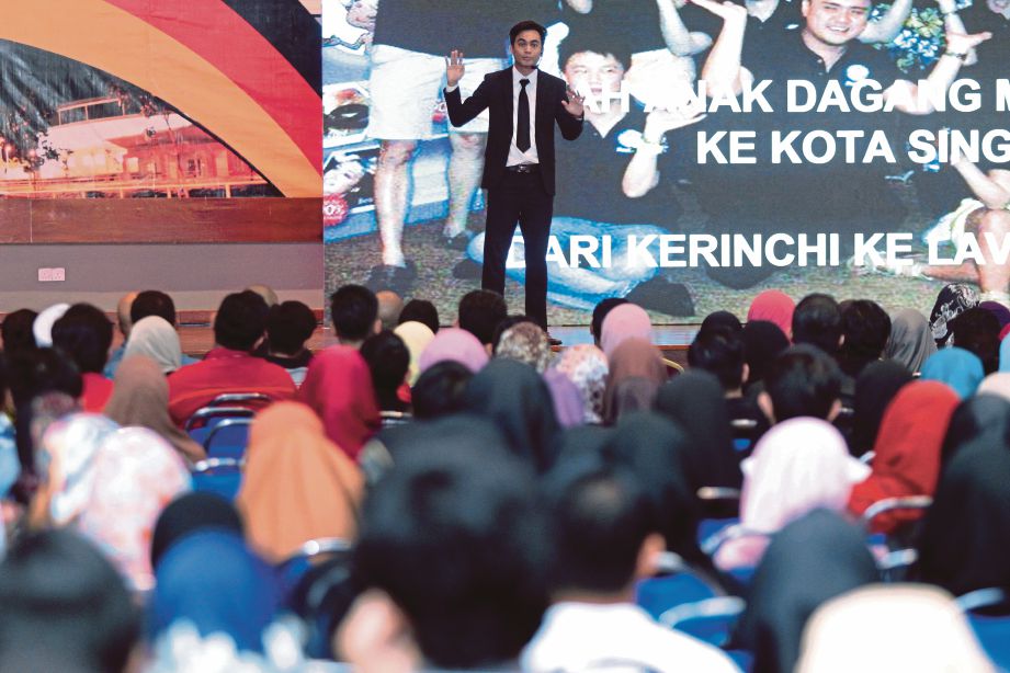 PENCERAMAH jemputan, Engku Anwar Hilmi menyampaikan ceramah kepada orang ramai di MARA eUsahawan Bootcamp Edisi Usahawan Muda di Institut Jerman -  Malaysia (GMI), Bangi. 
