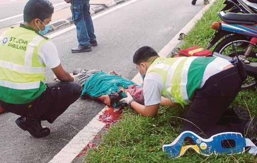  WARGA emas yang cedera parah  dibantu pegawai perubatan di Lebuhraya Tun Dr Lim Chong Eu. 