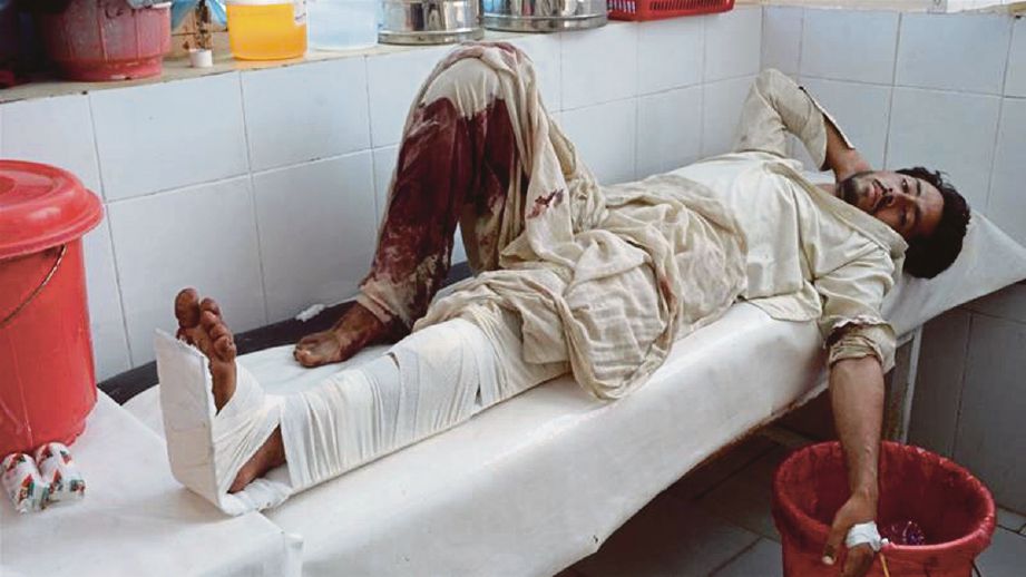 PASUKAN perubatan bertungkus-lumus merawat mangsa yang cedera yang dihantar ke beberapa hospital. - AFP