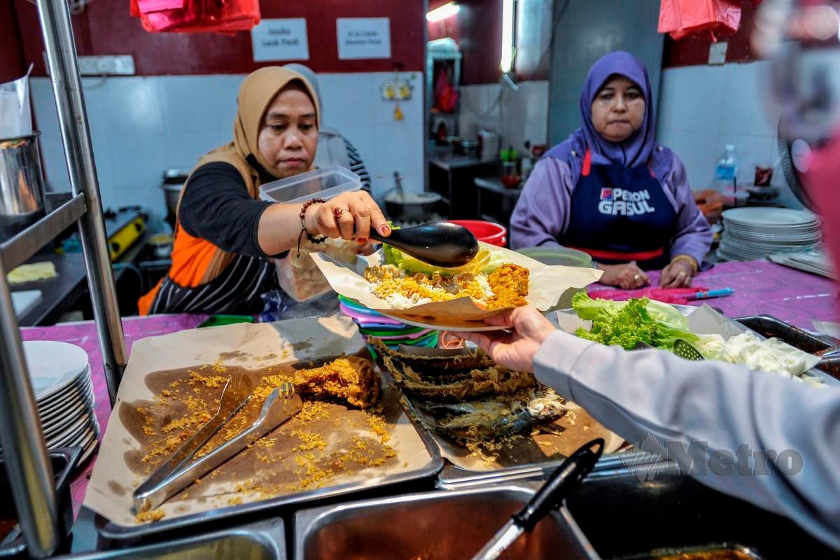 Pelajar membeli makanan yang dijual di kafe kolej kediaman ketika tinjauan Menu Keluarga Malaysia di Universiti Putra Malaysia, Serdang. FOTO AIZUDDIN SAAD