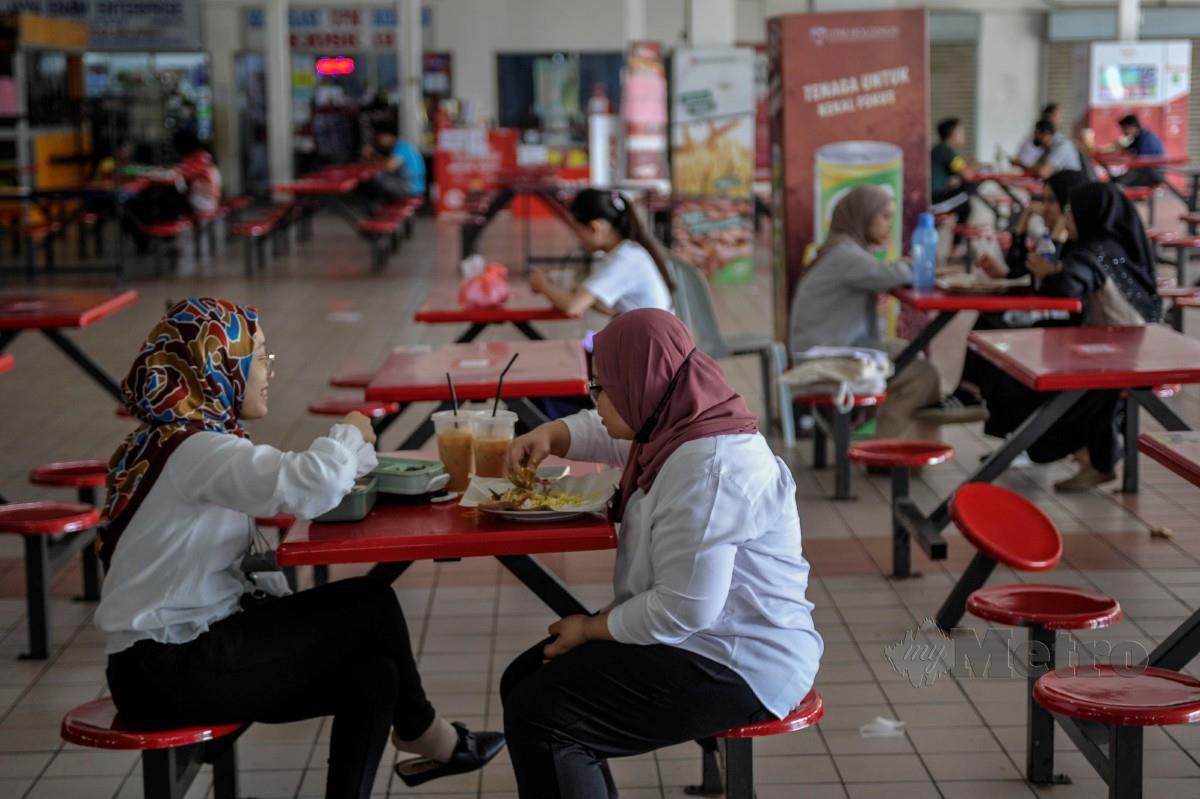 Sebahagian pelajar menikmati makan tengah hari di kafe kolej kediaman ketika tinjauan Menu Keluarga Malaysia di Universiti Putra Malaysia, Serdang. FOTO AIZUDDIN SAAD