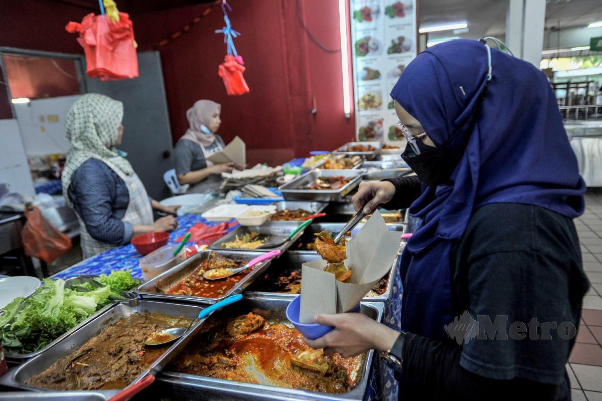 Pelajar membeli makanan yang dijual di kafe kolej kediaman ketika tinjauan Menu Keluarga Malaysia di Universiti Putra Malaysia, Serdang. FOTO AIZUDDIN SAAD