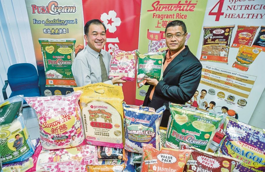 LIM  (kiri) menunjukkan produk beras yang dikeluarkan  Jasmine Food  di Seksyen 25, Shah Alam. 