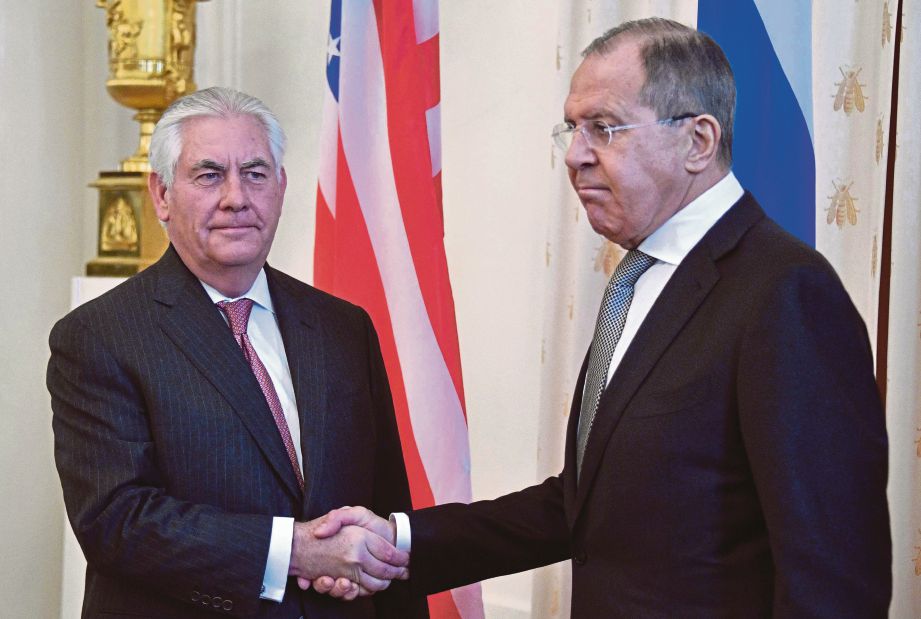 MENTERI Luar Russia, Sergei Lavrov (kanan) menyambut ketibaan Setiausaha Luar Amerika Syarikat, Rex Tillerson sebelum mereka bermesyuarat di Moscow, semalam.  - AFP 