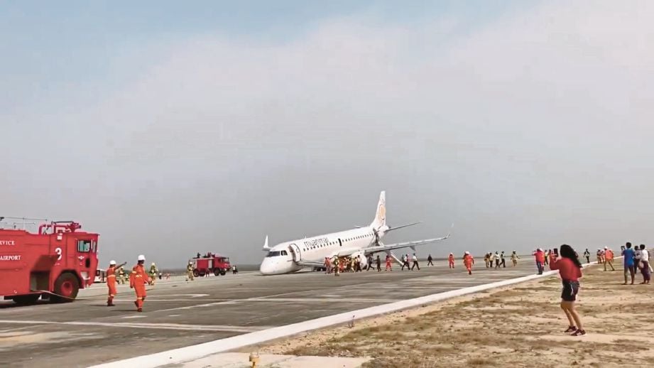 GAMBAR dirakam penumpang menunjukkan pesawat penerbangan UB103 Myanmar National Airlines terhenti selepas mendarat tanpa tayar depan di Lapangan Terbang  Antarabangsa Mandalay, Myanmar, semalam. FOTO Reuters