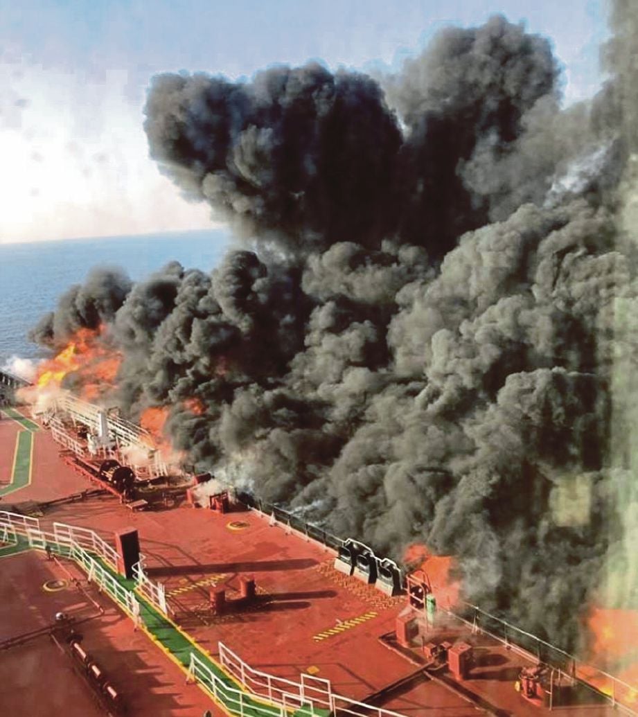 KAPAL tangki MT Front Altair yang terbakar dipercayai diserang di Teluk Oman. FOTO Agensi Berita Iran (ISNA) via AFP 