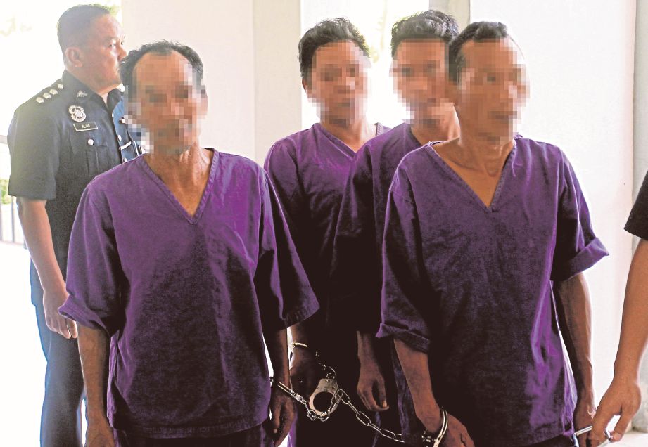 EMPAT suspek dibawa ke Mahkamah Majistret Kota Samarahan untuk tahanan reman.