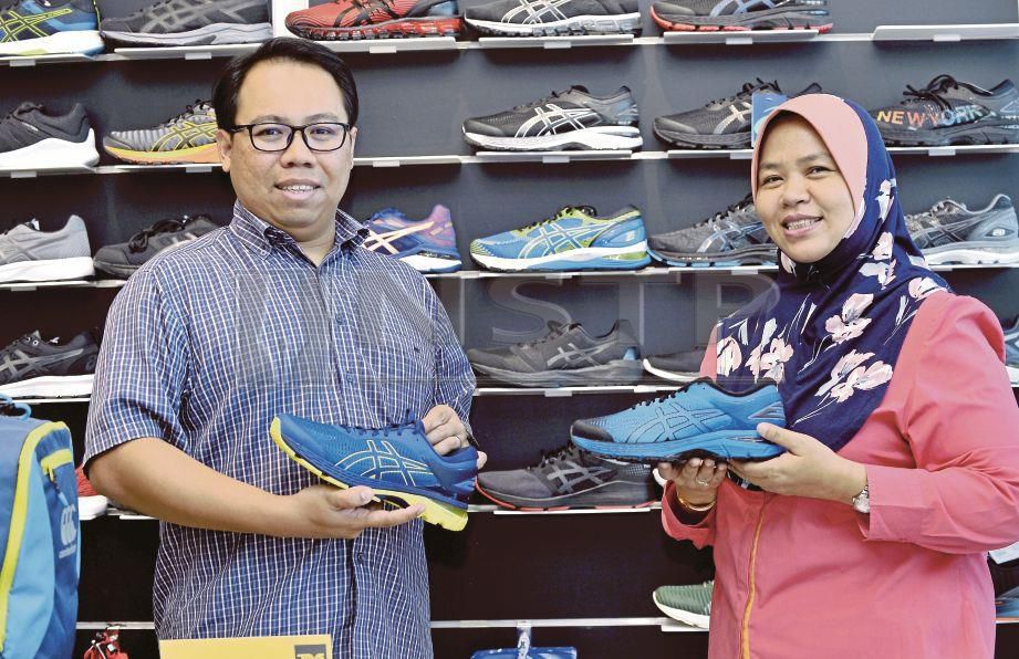 NORITA  bersama Ketua Penjenamaan Prestige Sports Sdn Bhd, Amirul Syafiq Azidin di  butik pakaian dan kasut sukan Prestige Sports.