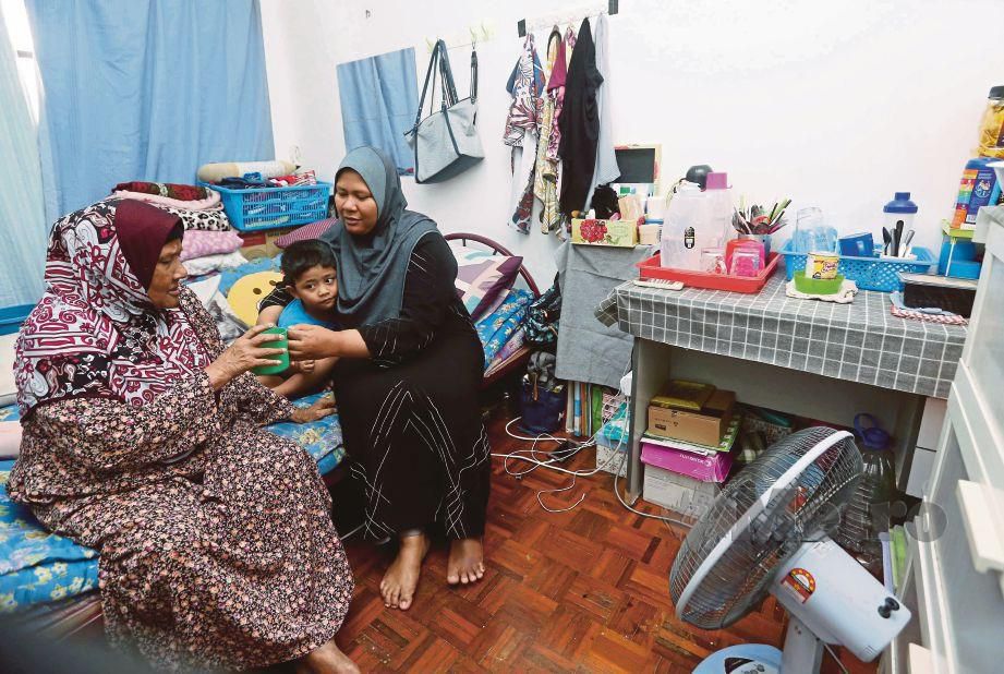 SURIA (kanan) bersama ibunya, Yom dan anaknya, Ahmad Ammar di   bilik sewa di Bayu Tasik Condominium, Bandar Sri Permaisuri, Cheras. 