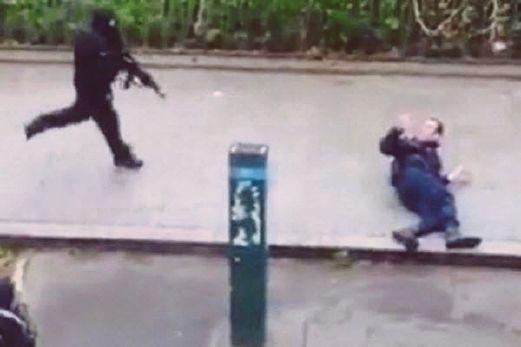 PENGGANAS bertopeng menembak mati anggota polis Perancis beragama Islam, Ahmed, pada 7 Januari lalu. 