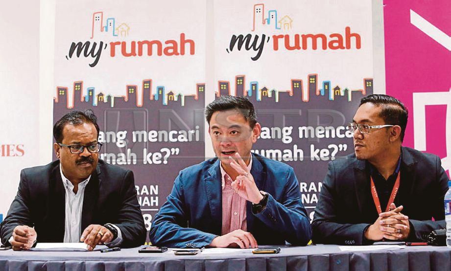 DARI kiri,  Linggaraj, Chew dan Mohd Haslan pada sidang media Program MyRumah di Aeon Mall Ipoh Klebang, semalam.