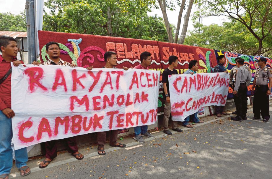 PELAJAR Aceh membantah keputusan itu di Banda Aceh. - EPA