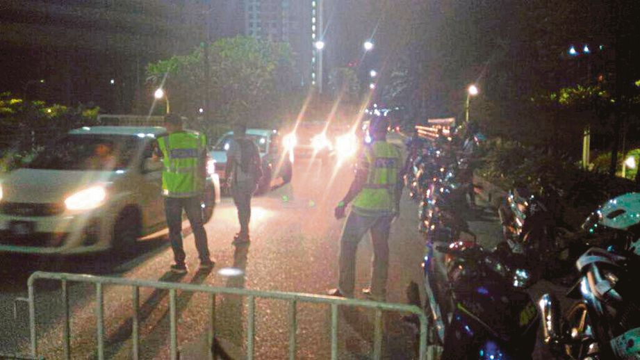 POLIS membuat sekatan jalan raya di sekitar Dataran Shah Alam.