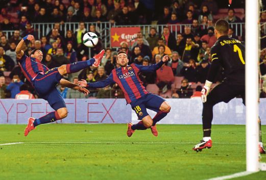 SUAREZ (kiri) melakukan percubaan ke arah pintu gol Villarreal.