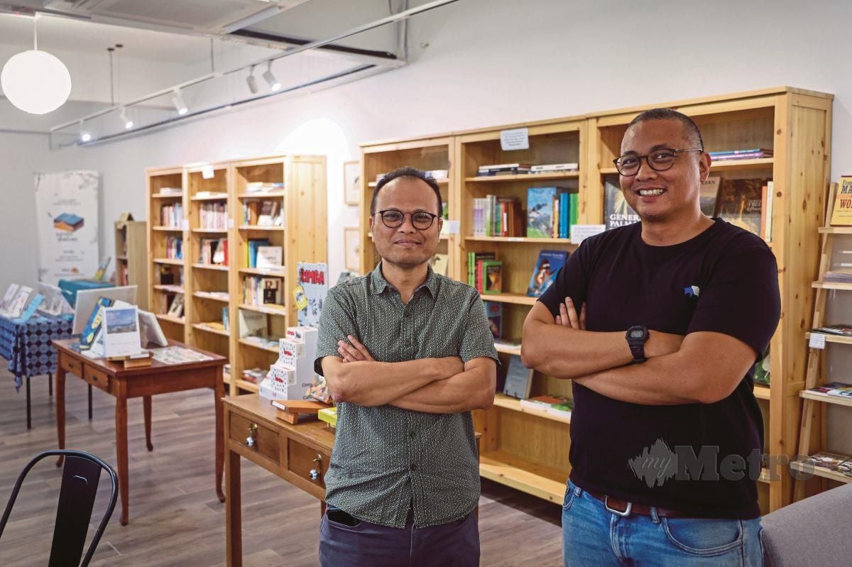 SURIN (kiri) dan Dylan bergambar di kedai buku dan kafe Sunda Shelves di Damansara Kim.