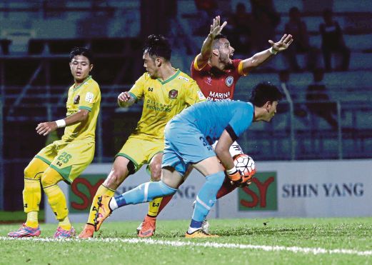 PENJAGA gol Kedah, Mohd Farhan Abu Bakar berjaya menangkap bola walaupun diasak  Gilmar Jose (dua dari kanan).