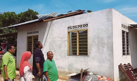  KEADAAN rumah yang rosak di  Kampung Solok Jeram.