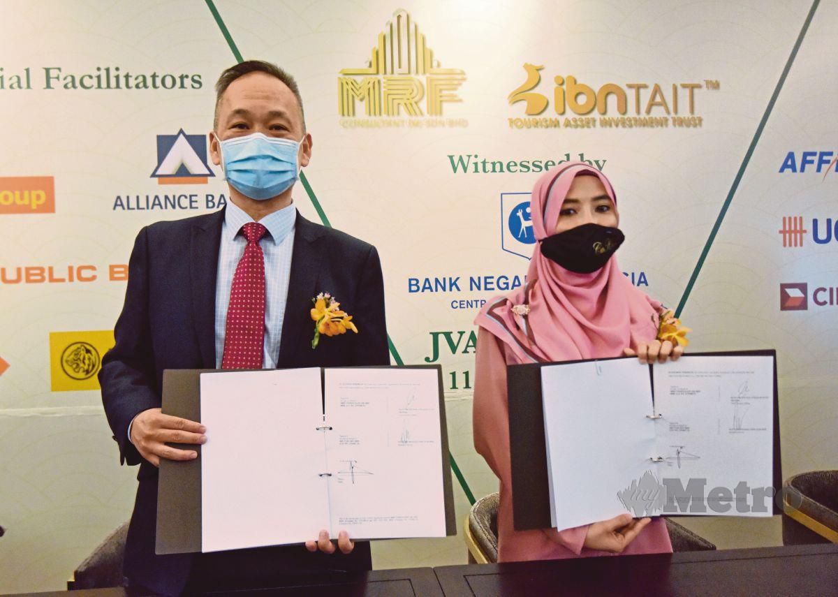 YONG (kiri) dan Ketua Pegawai Eksekutif MRF Consultant Sdn Bhd, Datuk Seri Siti Nur Atiqah Baba pada majlis perjanjian usaha sama di antara kedua-dua syarikat, semalam.