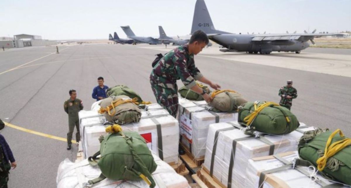 TNI berjaya menurunkan 3,200 kg bantuan makanan dan ubat di Gaza, Selasa lalu. FOTO Kementerian Pertahanan Indonesia.