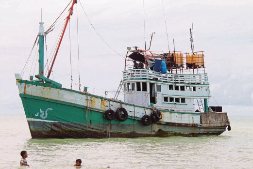KIRA-KIRA 500 pendatang dari Myanmar dan Bangladesh menaiki bot menangkap ikan ini sebelum ditemui hanyut di Aceh, Ahad lalu.