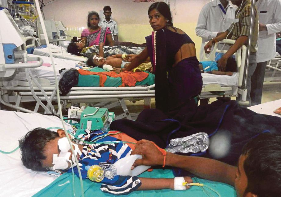 SEBAHAGIAN daripada kanak-kanak yang dirawat di Hospital Baba Raghav Das Hospital in Gorakhpur, India.  - EPA 