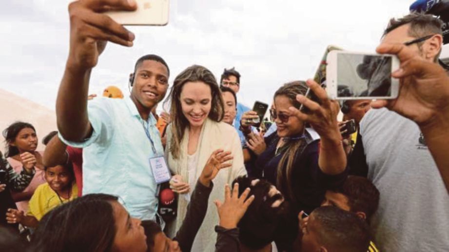 ANGELINA Jolie  bertemu dengan pekerja bantuan serta pelarian yang tinggal dalam khemah dibina PBB. FOTO AP