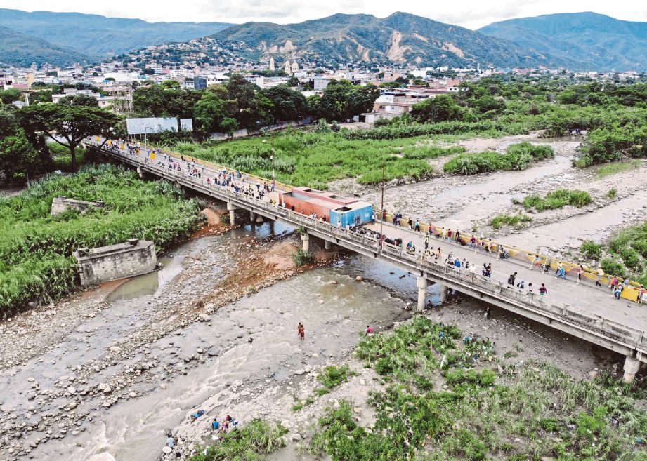KEADAAN di atas  jambatan menghubungkan Venezuela dengan bandar Cucuta. FOTO AFP