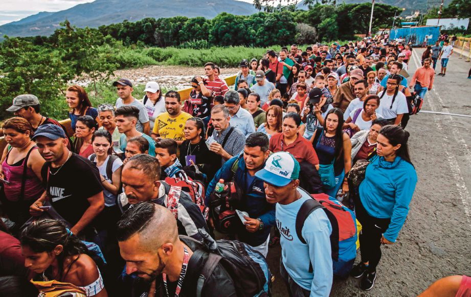 ORANG ramai berbaris panjang di atas dua jambatan menghubungkan Venezuela dengan bandar Cucuta, menunggu dokumen mereka diperiksa pihak berkuasa Colombia. FOTO Reuters