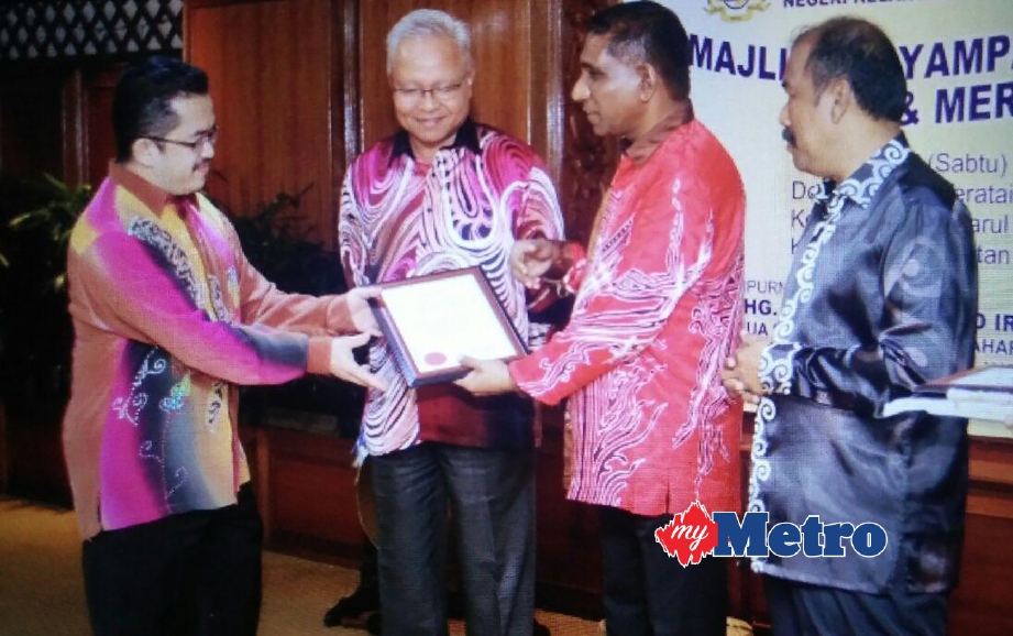 IRWAN Serigar menyampaikan sijil Anugerah Perkhidmatan Cemerlang kepada Komander Agensi Kawalan Sempadan Kelantan Mohd Asri Yahya. FOTO Nik Abdullah Nik Omar