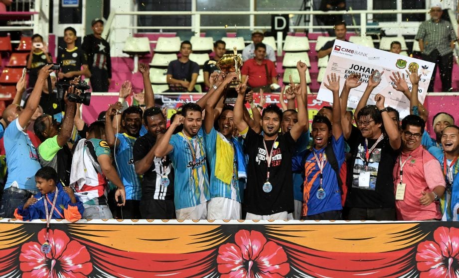 PASUKAN Pulau Pinang menjulang Piala Emas Raja-Raja 2017 selepas menewaskan Kelantan. FOTO/BERNAMA
