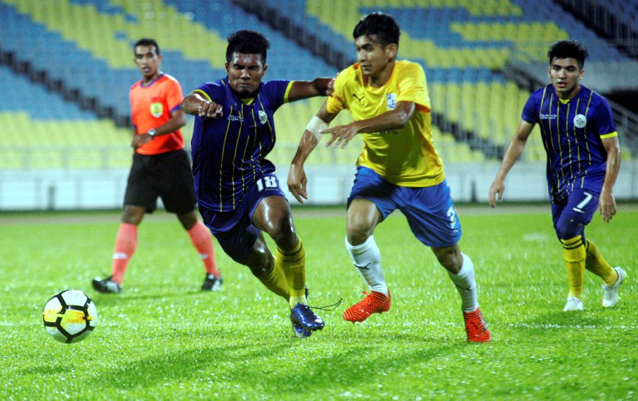 AKSI antara pemain Pulau Pinang (jersi kuning) dan Perlis di Stadium Negeri Pulau Pinang, Batu Kawan. FOTO/AMIR  IRSYAD OMAR