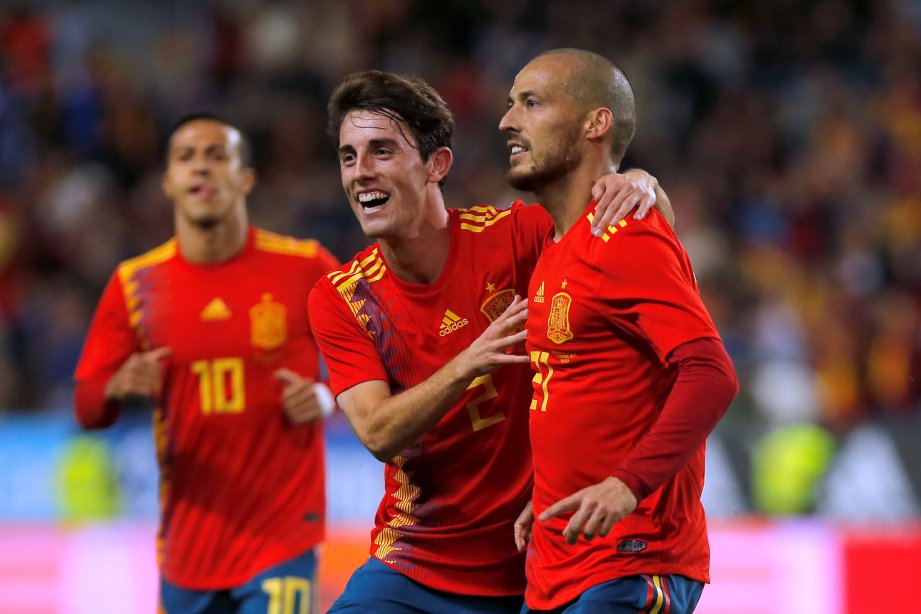 PEMAIN Selanyol meraikan gol keempat dijaringkan Silva. FOTO/AFP 