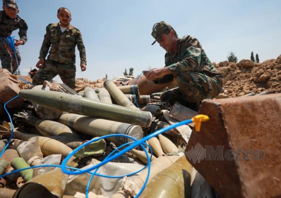 UNIT kejuruteraan tentera Syria membuat persediaan meletupkan bahan letupan dan peluru yang ditemui. - AFP