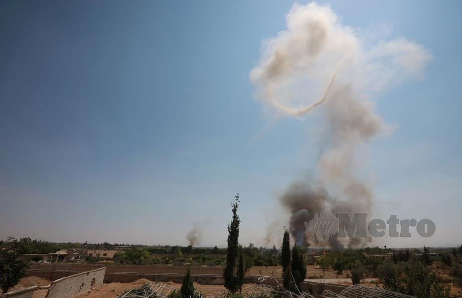 ASAP menjulang ke angkasa selepas unit kejuruteraan tentera Syria meletupkan bahan letupan yang ditemui di Douma, Ghouta Timur. - AFP