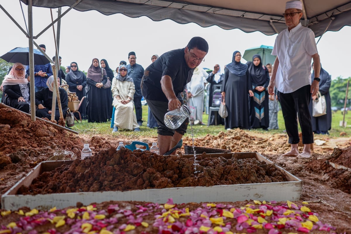 Anak kepada bekas Ketua Hakim Negara, Datuk Azlan memberi penghormatan terakhir terhadap jenazah bapanya di Tanah Perkuburan Islam Bukit Kiara hari ini. FOTO Bernama 
