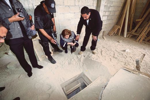 PEGAWAI pendakwa raya melihat lubang terowong di sel tahanan Guzman yang digunakannya untuk melarikan diri Sabtu lalu.