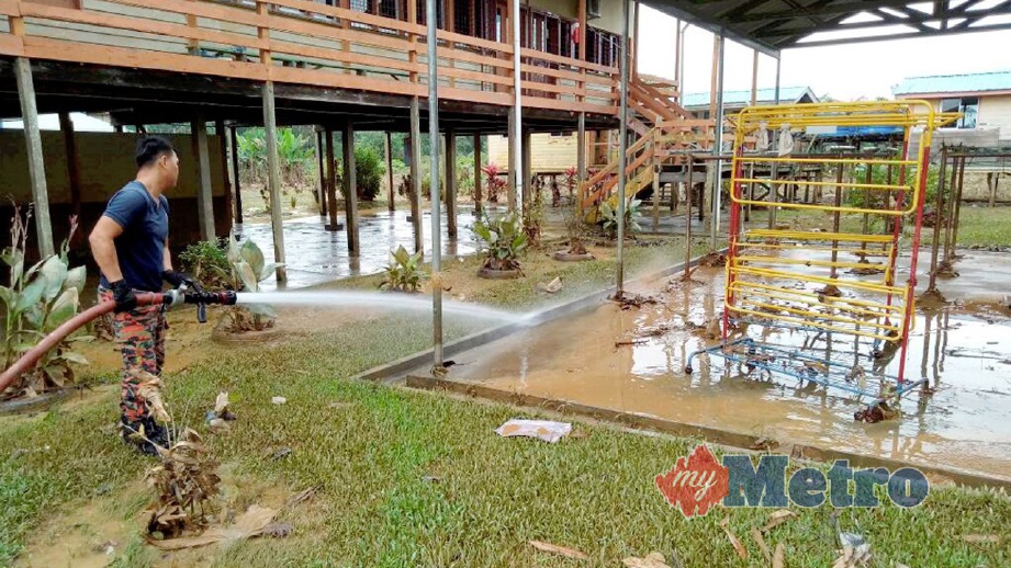 ANGGOTA Bomba membersihkan kesan banjir di Sekolah Kebangsaan Ulu Segan, Sebauh. FOTO ihsan Bomba