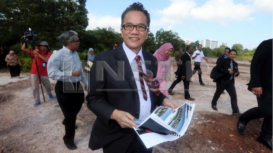 LIEW (depan) ketika melawat tapak cadangan pembinaan kompleks mahkamah baru Johor Bahru di Iskandar Puteri. FOTO Hairul Anuar Rahim