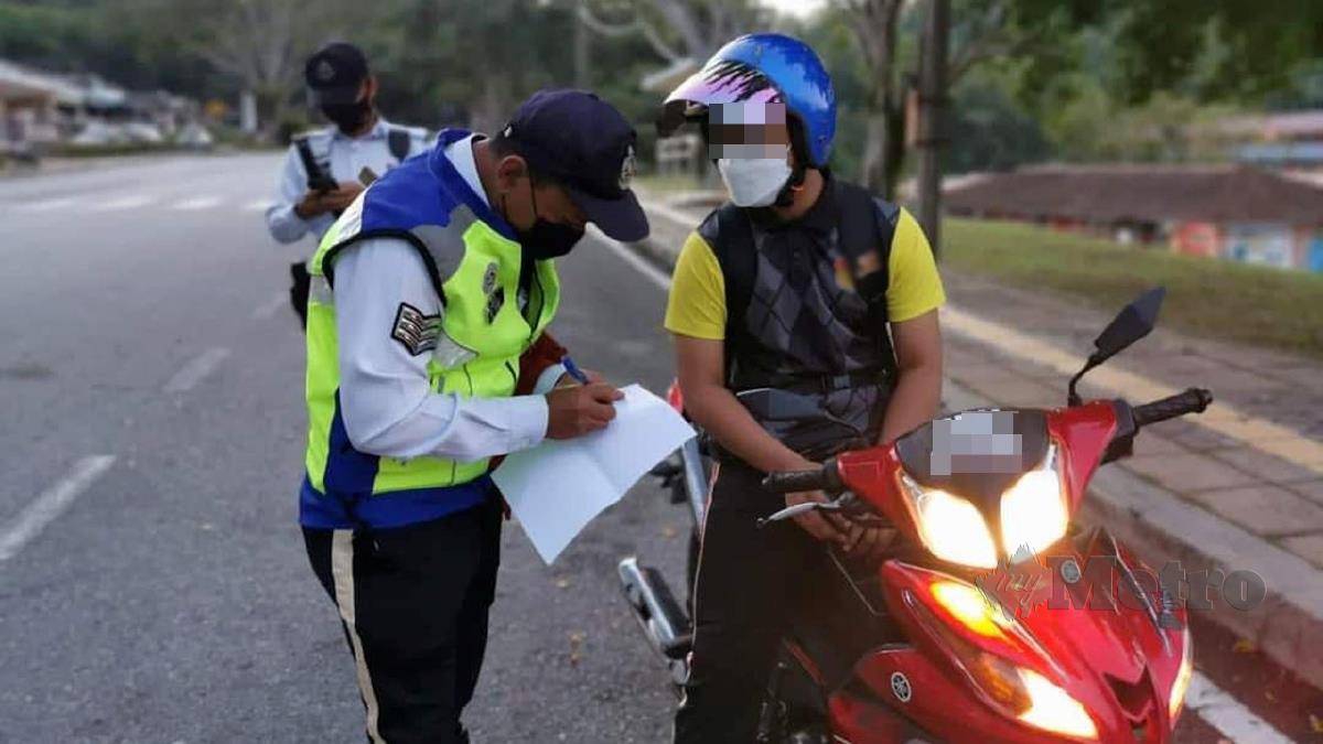 POLIS mengadakan Op Didik bagi memastikan pelajar yang menunggang motosikal ke sekolah mematuhi peraturan jalan raya. FOTO ihsan Polis