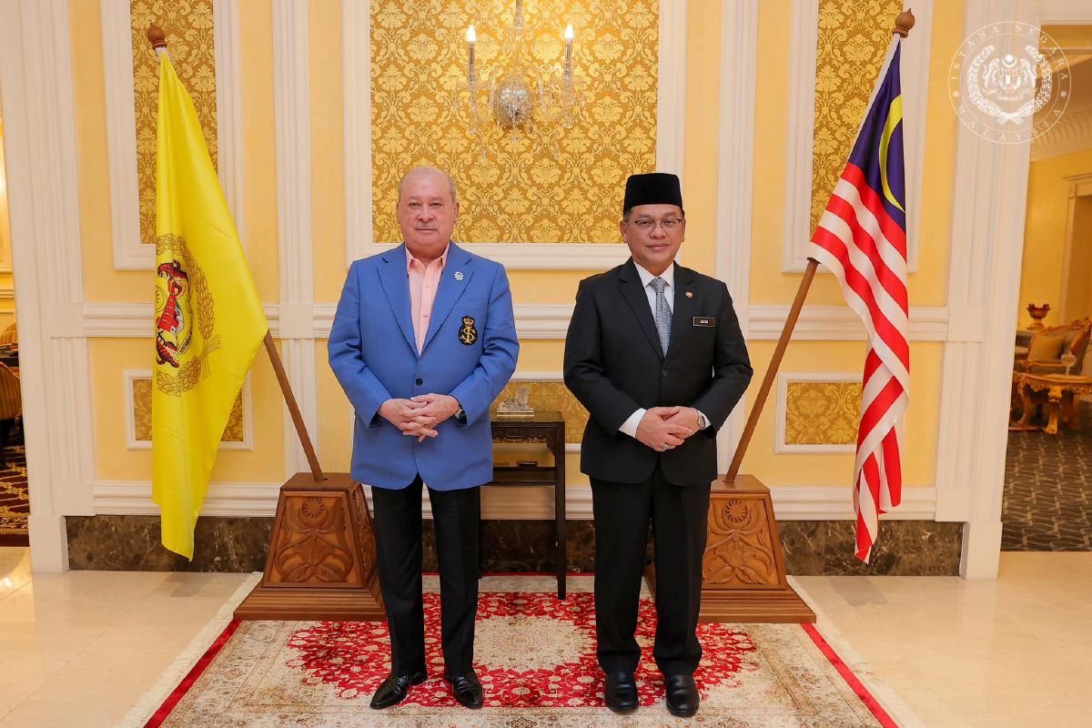 SULTAN Ibrahim (kiri) berkenan menerima mengadap Mohd Na’im di Istana Negara. FOTO Facebook Sultan Ibrahim Sultan Iskandar