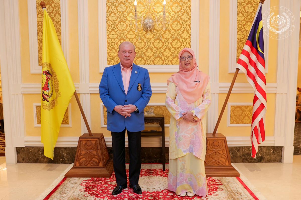 SULTAN Ibrahim (kiri) berkenan menerima mengadap Zaliha di Istana Negara. FOTO Facebook Sultan Ibrahim Sultan Iskandar