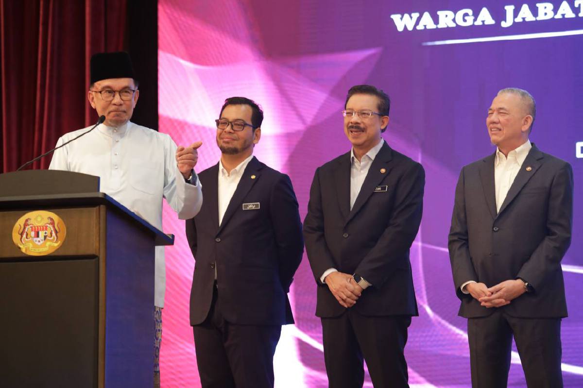 ANWAR (kiri) berucap ketika Majlis Perjumpaan Perdana Menteri bersama Warga Kerja JPM. FOTO Mohd Fadli Hamzah