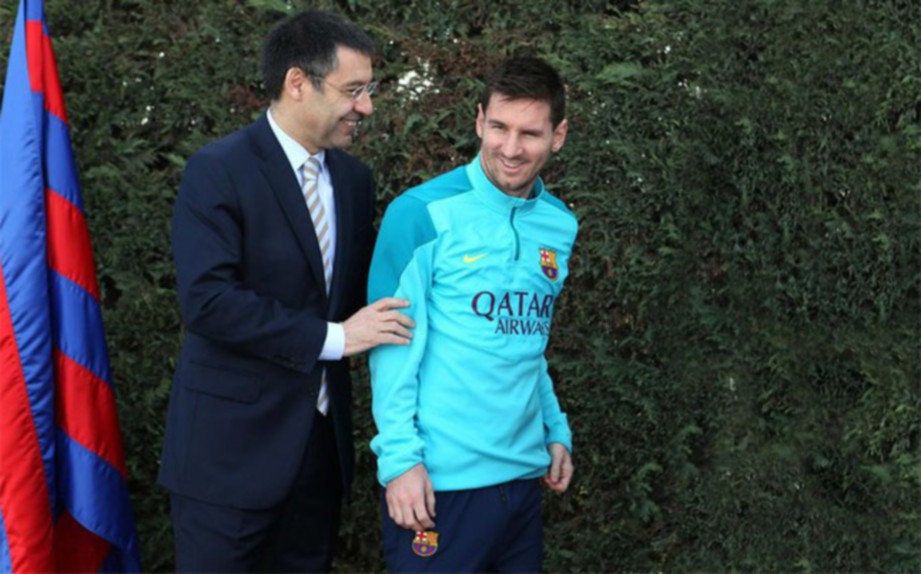 BARTOMEU (kiri) mahu Messi sambung kontrak hingga 2021. 