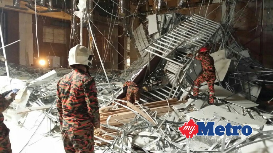 ANGGOTA bomba melakukan pemeriksaan  selepas siling dewan bankuet runtuh. FOTO ihsan Bomba